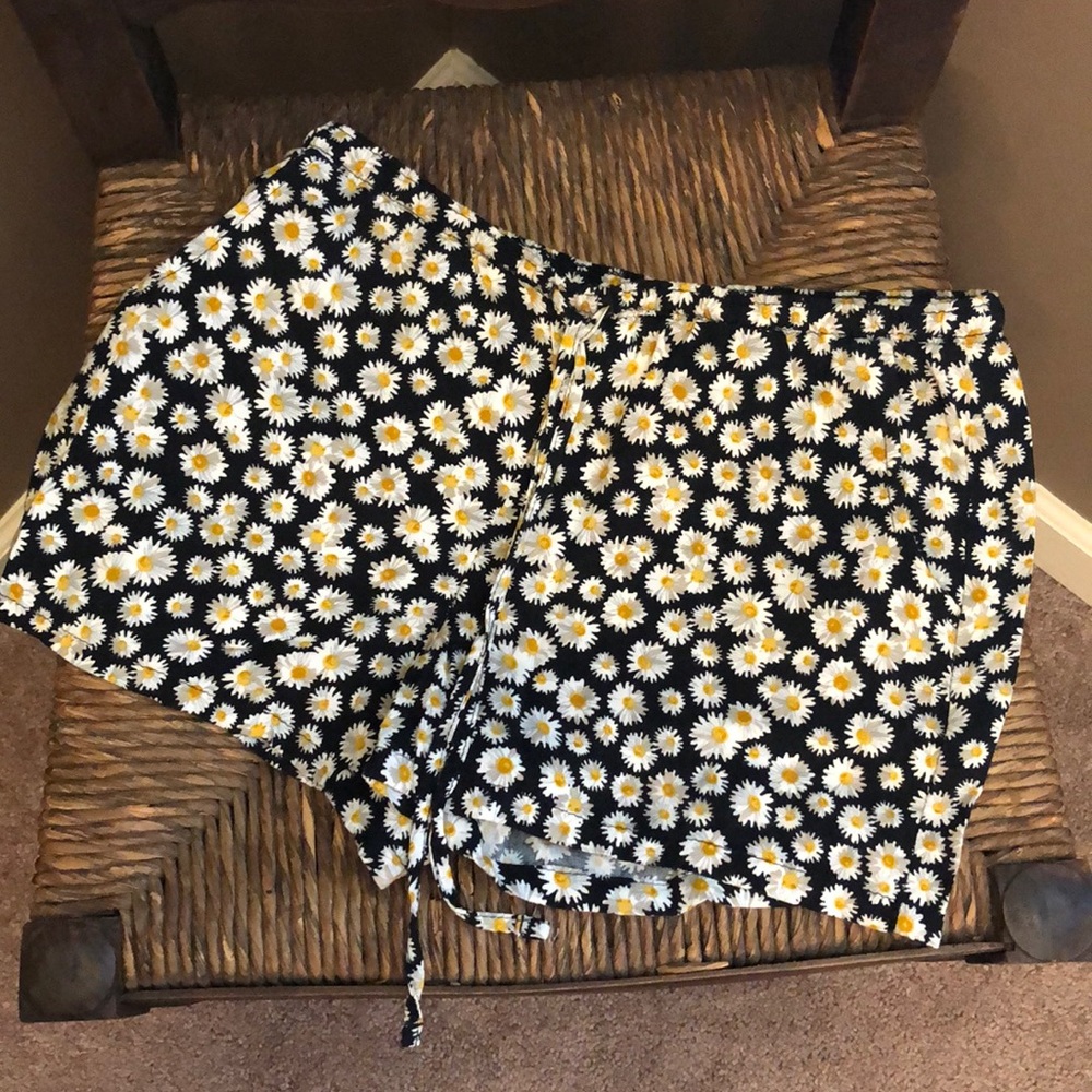 No Boundaries Daisy Linen Shorts